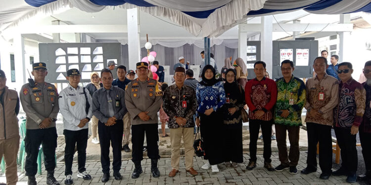 PJ Bupati Tapin M Syarifuddin berfoto bersama saat melaksanakan monitoring pelaksanaan Pilkada Serentak Tahun 2024, Rabu (27/11).