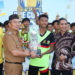 Pj Bupati Tapin M Syarifuddin MPd saat menyerahkan trophy juara Turnamen Sepakbola BRE CUP VI.