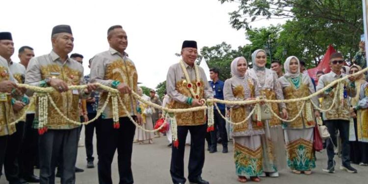 Penandatanganan Prasasti Hiasi Puncak Harjad Tapin