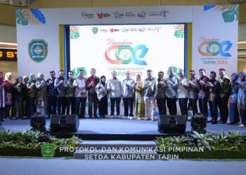 PJ Bupati Tapin M Syarifuddin berfoto bersama pada acara launching Calender of Event Kabupaten Tapin Tahun 2025 di Q-Mall Banjarbaru, Sabtu (30/11).