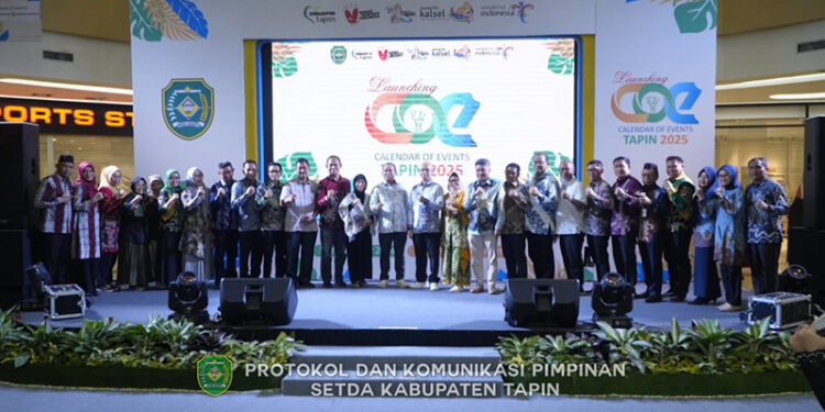 PJ Bupati Tapin M Syarifuddin berfoto bersama pada acara launching Calender of Event Kabupaten Tapin Tahun 2025 di Q-Mall Banjarbaru, Sabtu (30/11).