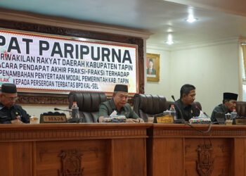 PJ Bupati Tapin M Syarifuddin MPd bersama Sekda H Sufiansyah saat menghadiri rapat paripurna DPRD Tapin.