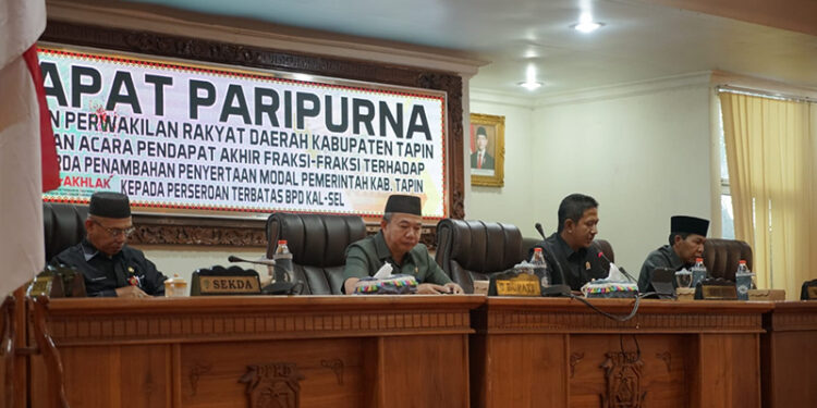 PJ Bupati Tapin M Syarifuddin MPd bersama Sekda H Sufiansyah saat menghadiri rapat paripurna DPRD Tapin.