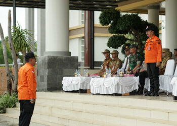 PJ Bupati Tapin M Syarifuddin saat menjadi pembina apel siaga antisipasi dan kesiapsiagaan menghadapi bencana, Senin (02/12).