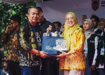 Kepala Dinas Pariwisata Provinsi Kalimantan Selatan, Muhammad Syarifuddin mewakili Plt Gubernur Kalsel, H Muhidin saat menyerahkan cinderamata kepada Ketua Harian Geopark Meratas, Hanifah Dwi Nirwana, disela-sela pembukaan Meratus Geopark Youth Edu-Camp 2024 yang diikuti 65 anak muda di Alam Roh 7, Kecamatan Loksado, Kabupaten HSS