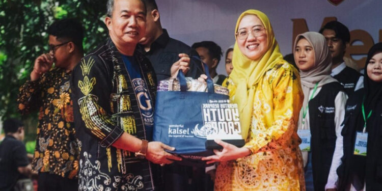 Kepala Dinas Pariwisata Provinsi Kalimantan Selatan, Muhammad Syarifuddin mewakili Plt Gubernur Kalsel, H Muhidin saat menyerahkan cinderamata kepada Ketua Harian Geopark Meratas, Hanifah Dwi Nirwana, disela-sela pembukaan Meratus Geopark Youth Edu-Camp 2024 yang diikuti 65 anak muda di Alam Roh 7, Kecamatan Loksado, Kabupaten HSS