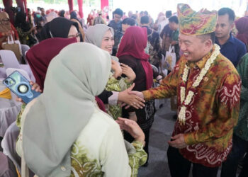 Plt Gubernur Kalimantan Selatan, H Muhidin disambut antusias warga Kabupaten Hulu Sungai Selatan (HSS) pada puncak peringatan Hari Jadi (Harjad) ke-74 Kabupaten tersebut