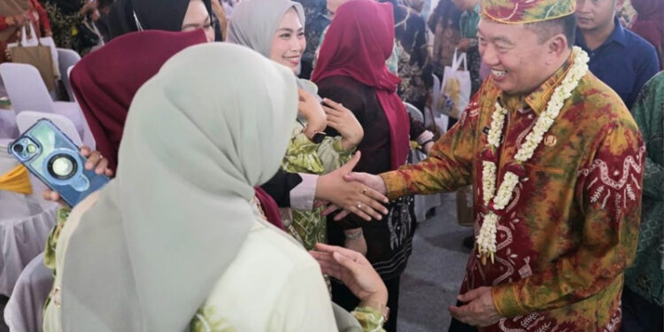 Plt Gubernur Kalimantan Selatan, H Muhidin disambut antusias warga Kabupaten Hulu Sungai Selatan (HSS) pada puncak peringatan Hari Jadi (Harjad) ke-74 Kabupaten tersebut