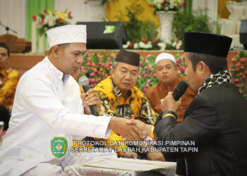 PJ Bupati Tapin M Syarifuddin saat menjadi saksi nikah massal dalam rangka memeriahkan peringatan Hari Jadi ke-59 Kabupaten Tapin.