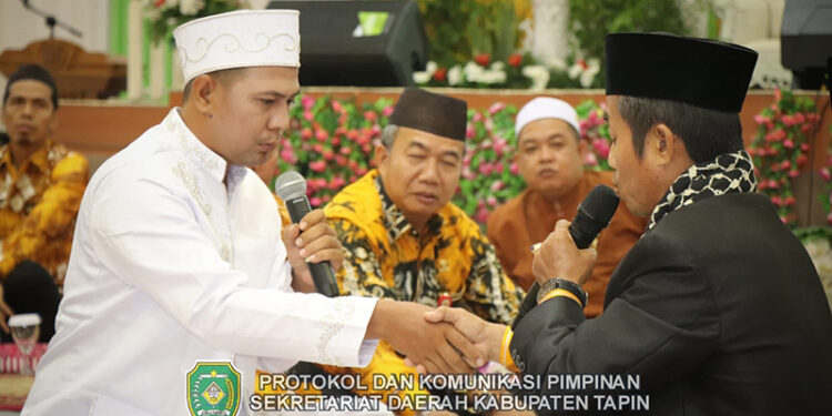 PJ Bupati Tapin M Syarifuddin saat menjadi saksi nikah massal dalam rangka memeriahkan peringatan Hari Jadi ke-59 Kabupaten Tapin.