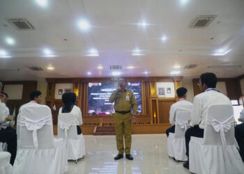 Asisten Bidang Adminstrasi Umum Setdaprov Kalsel, H Ahmad Bagiawan saat menyampaikan sambutan tertulis Gubernur Kalsel pada pembukaan Orientasi Pegawai Pemerintah dengan Perjanjian Kerja (PPPK) Provinsi Kalimantan Selatan Angkatan I, II dan Angkatan III Tahun 2024 di Aula Kampus I BPSDMD Kalsel, di Banjarbaru