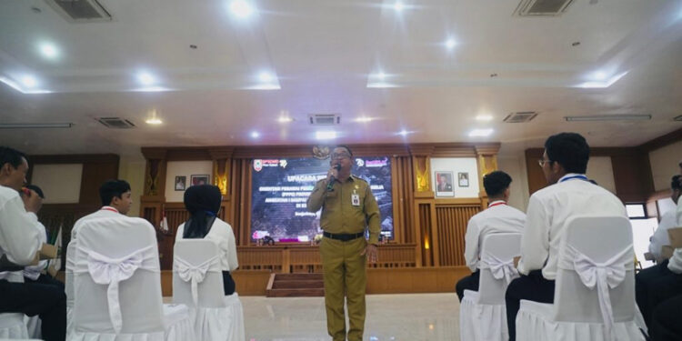 Asisten Bidang Adminstrasi Umum Setdaprov Kalsel, H Ahmad Bagiawan saat menyampaikan sambutan tertulis Gubernur Kalsel pada pembukaan Orientasi Pegawai Pemerintah dengan Perjanjian Kerja (PPPK) Provinsi Kalimantan Selatan Angkatan I, II dan Angkatan III Tahun 2024 di Aula Kampus I BPSDMD Kalsel, di Banjarbaru