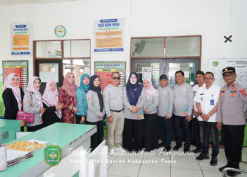 PJ Bupati Tapin M Syarifuddin berfoto bersama usai membuka kegiatan deteksi dini kanker leher rahim dan kanker payudara yang dilaksanakan dinas kesehatan setempat bersama Puskesmas CLS, Rabu (4/12).