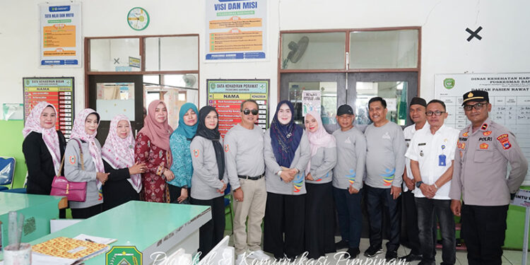 PJ Bupati Tapin M Syarifuddin berfoto bersama usai membuka kegiatan deteksi dini kanker leher rahim dan kanker payudara yang dilaksanakan dinas kesehatan setempat bersama Puskesmas CLS, Rabu (4/12).