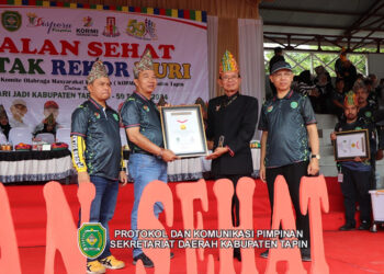 PJ Bupati Tapin M Syarifuddin bersama Sekda H Sufiansyah dan H Yamani menunjukan Rekor MURI jalan santai dengan peserta terbanyak di Kabupaten Tapin.
