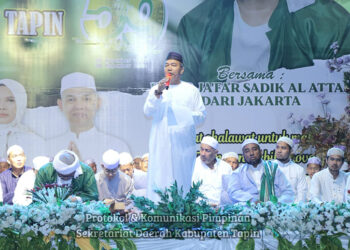 PJ Bupati Tapin M Syarifuddin saat memberikan sambutan pada acara Tapin Bershalawat di tuang terbuka publik, Sabtu (7/12).