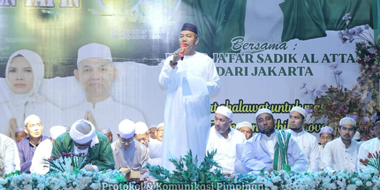 PJ Bupati Tapin M Syarifuddin saat memberikan sambutan pada acara Tapin Bershalawat di tuang terbuka publik, Sabtu (7/12).