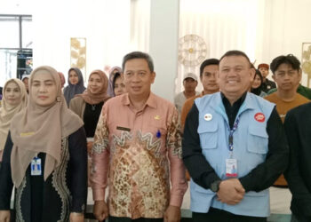 Sekretaris Inspektorat M Lothfi dan Ketua Forum Apik M Mujiburrakhman berfoto bersama peserta sosialisasi, Jumat (13/12).