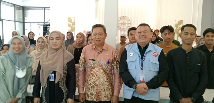 Sekretaris Inspektorat M Lothfi dan Ketua Forum Apik M Mujiburrakhman berfoto bersama peserta sosialisasi, Jumat (13/12).