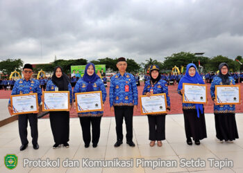 SEKDA Tapin H Sufiansyah berfoto bersama ASN penerima penghargaan dan reward pada Apel Hari Kesadaran Nasional, Selasa (17/12).