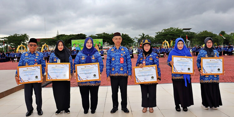 SEKDA Tapin H Sufiansyah berfoto bersama ASN penerima penghargaan dan reward pada Apel Hari Kesadaran Nasional, Selasa (17/12).