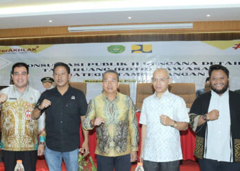 PJ Bupati Tapin M Syarifuddin bersama Sekda H Sufiansyah dan Kepala Dinas PUPR Rizkan Noor berfoto bersama pada acara konsultasi publik penyusunan RTRW dan RDTR kawasan strategis Tambarangan, Sabtu (14/12).