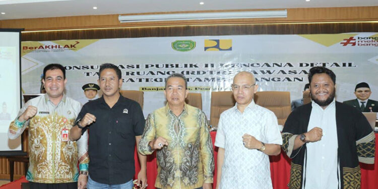 PJ Bupati Tapin M Syarifuddin bersama Sekda H Sufiansyah dan Kepala Dinas PUPR Rizkan Noor berfoto bersama pada acara konsultasi publik penyusunan RTRW dan RDTR kawasan strategis Tambarangan, Sabtu (14/12).