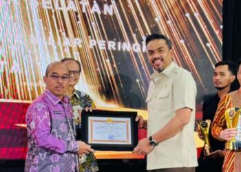 Satf Ahli Gubernur Bidang Ekonomi dan Pembangunan, Agus Dyan Nur saat menerimakan penghargaan Jamkrida Award 2024 tahun 2024 dari Menteri UMKM, Maman Abdurrahman di Jakarta