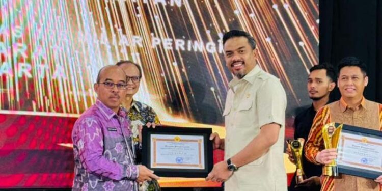 Satf Ahli Gubernur Bidang Ekonomi dan Pembangunan, Agus Dyan Nur saat menerimakan penghargaan Jamkrida Award 2024 tahun 2024 dari Menteri UMKM, Maman Abdurrahman di Jakarta