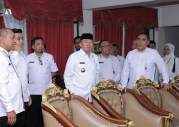 Gubernur Kalimantan Selatan, H Muhidin bersama rombongan ketika melakukan pengecekan rumah dinas gubernur dan fasilitas lainnya di kawasan Gedung Mahligai Pancasila Banjarmasin