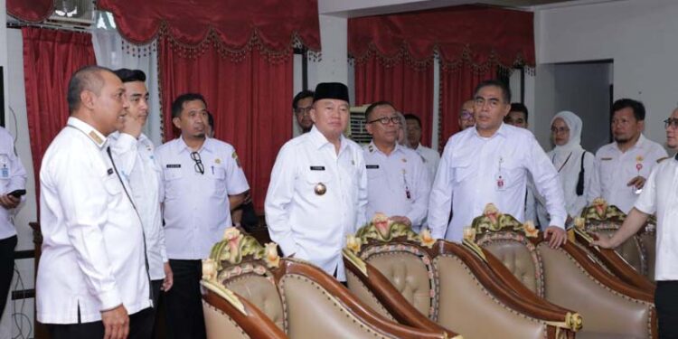 Gubernur Kalimantan Selatan, H Muhidin bersama rombongan ketika melakukan pengecekan rumah dinas gubernur dan fasilitas lainnya di kawasan Gedung Mahligai Pancasila Banjarmasin