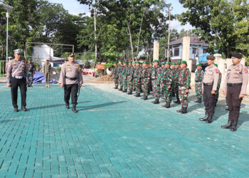 KAPOLRES Tapin AKBP Jimmy Kurniawan SIK saat melakukan pengecekan pasukan saat apel gelar pasukan Operasi Lilin Intan 2024.