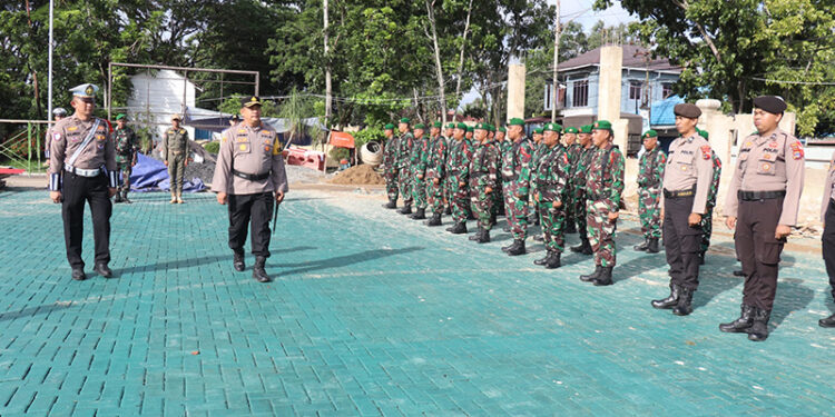 KAPOLRES Tapin AKBP Jimmy Kurniawan SIK saat melakukan pengecekan pasukan saat apel gelar pasukan Operasi Lilin Intan 2024.