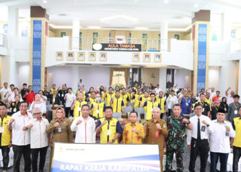 SEKDA Tapin H Sufiansyah berfoto bersama pengurus KONI Kalsel H Haris Makkie, Sekretaris Umum KONI Kalsel Enli Hadianor, Dewan Penasehat KONI Tapin H Yamani SAK MM, Ketua KONI Tapin H Misran beserta jajaran di Aula Tamasa, Senin (23/12).