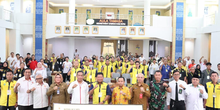 SEKDA Tapin H Sufiansyah berfoto bersama pengurus KONI Kalsel H Haris Makkie, Sekretaris Umum KONI Kalsel Enli Hadianor, Dewan Penasehat KONI Tapin H Yamani SAK MM, Ketua KONI Tapin H Misran beserta jajaran di Aula Tamasa, Senin (23/12).