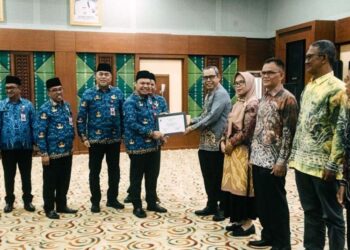 SEKDAPROV Kalimantan Selatan, Roy Rizali Anwar atas nama Gubernur Kalsel menyerahkan penghargaan kepada ASN anggota Korpri di lingkungan Pemprov Kalsel yang purna tugas.