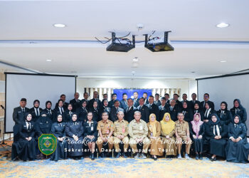 SEKDA Kabupaten Tapin H Sufiansyah berfoto bersama saat penutupan PKA Angkatan XIII di Grand Qin Hotel Banjarbaru, Selasa (24/12).