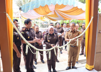 KAJATI Kalsel Rina Virawati bersama Pj Bupati Tapin M Syarifuddin saat melakukan pemotongan pita melati tanda diresmikan Rumah Balai Rehabilitasi Napza Adyaksa Bastari, Senin (30/12).