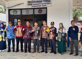 PJ Bupati Tapin M Syarifuddin berfoto bersama bersama pimpinan SOPD terkait saat meninjau ruas jalan Bungur dalam persiapan menyambut Haul Guru Sekumpul .