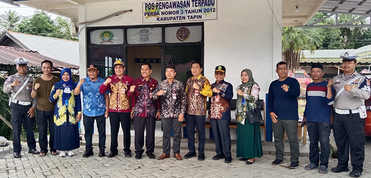 PJ Bupati Tapin M Syarifuddin berfoto bersama bersama pimpinan SOPD terkait saat meninjau ruas jalan Bungur dalam persiapan menyambut Haul Guru Sekumpul .