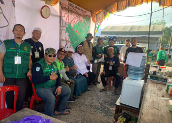 ANGGOTA Fraksi PKB DPRD Kalsel Habib Farhan saat di Posko Tol Mali-mali, Kecamatan Karang Intan, Kabupaten Banjar.