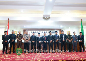 KETUA DPRD Tapin Achmad Riduan Syah berfoto bersama pasangan bupati dan wakil bupati terpilih H Yamani dan H Juanda, Sekretaris Daerah Dr H Sufiansyah.