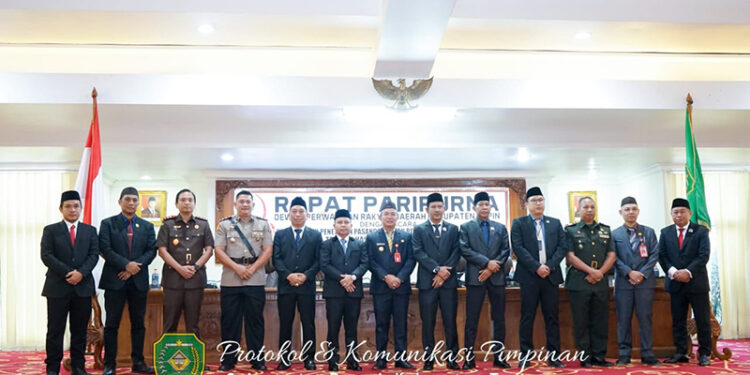 KETUA DPRD Tapin Achmad Riduan Syah berfoto bersama pasangan bupati dan wakil bupati terpilih H Yamani dan H Juanda, Sekretaris Daerah Dr H Sufiansyah.