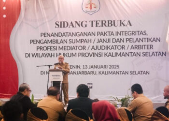 Staf Ahli Gubernur Bidang Ekonomi dan Pembangunan, Agus Dyan Nur saat menyampaikan sambutan tertulis Gubernur Kalsel pada pengambilan sumpah mediator dan penandatanganan pakta integritas, pengambilan sumpah/janji profesi dan pelantikan mediator/ajudikator/konsiliator/arbiter DSI di Provinsi Kalimantan Selatan tahun 2025, di Banjarbaru
