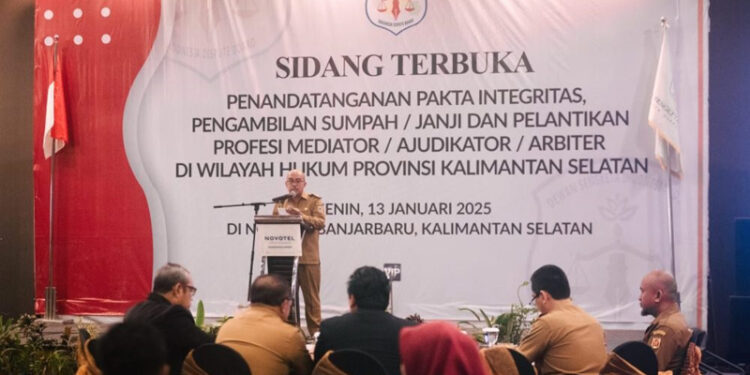 Staf Ahli Gubernur Bidang Ekonomi dan Pembangunan, Agus Dyan Nur saat menyampaikan sambutan tertulis Gubernur Kalsel pada pengambilan sumpah mediator dan penandatanganan pakta integritas, pengambilan sumpah/janji profesi dan pelantikan mediator/ajudikator/konsiliator/arbiter DSI di Provinsi Kalimantan Selatan tahun 2025, di Banjarbaru