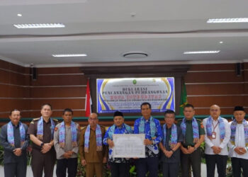 Staf Ahli Gubernur Bidang Ekonomi dan Pembangunan, Agus Dyan Nur (emat dari kiri) berfoto bersama pejabat dari Pengadilan Tinggi Tata Usaha Negara (PTTUN) Banjarmasin usai penandatanganan piagam deklarasi Pencanangan Pembangunan Zone Integrasi oleh Kepala PTTUN Banjarmasin