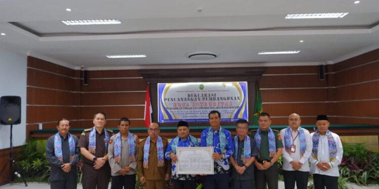 Staf Ahli Gubernur Bidang Ekonomi dan Pembangunan, Agus Dyan Nur (emat dari kiri) berfoto bersama pejabat dari Pengadilan Tinggi Tata Usaha Negara (PTTUN) Banjarmasin usai penandatanganan piagam deklarasi Pencanangan Pembangunan Zone Integrasi oleh Kepala PTTUN Banjarmasin