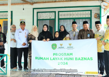 PJ Ketua TP PKK Masrupah dan Ketua DWP Hj Mashuriyah berfoto bersama saat peresmian rumah layak huni Baznas Tapin di Desa Pematang Karangan Hulu, Kecamatan Tapin Tengah.