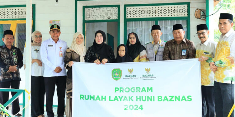 PJ Ketua TP PKK Masrupah dan Ketua DWP Hj Mashuriyah berfoto bersama saat peresmian rumah layak huni Baznas Tapin di Desa Pematang Karangan Hulu, Kecamatan Tapin Tengah.