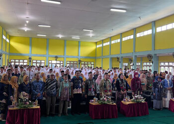 PARA pejabat lingkup Pemkab Tapin berfoto bersama guru, orangtua, dan komite SMAN 1 Rantau saat HUT ke-59 sekolah tersebut, Kamis (16/1).